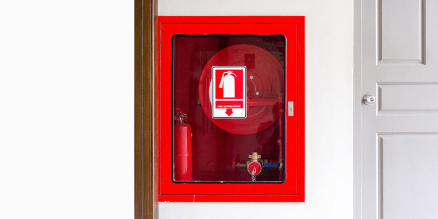 جعبه آتش نشانی با درب شیشه ای نصب شده روی دیوار